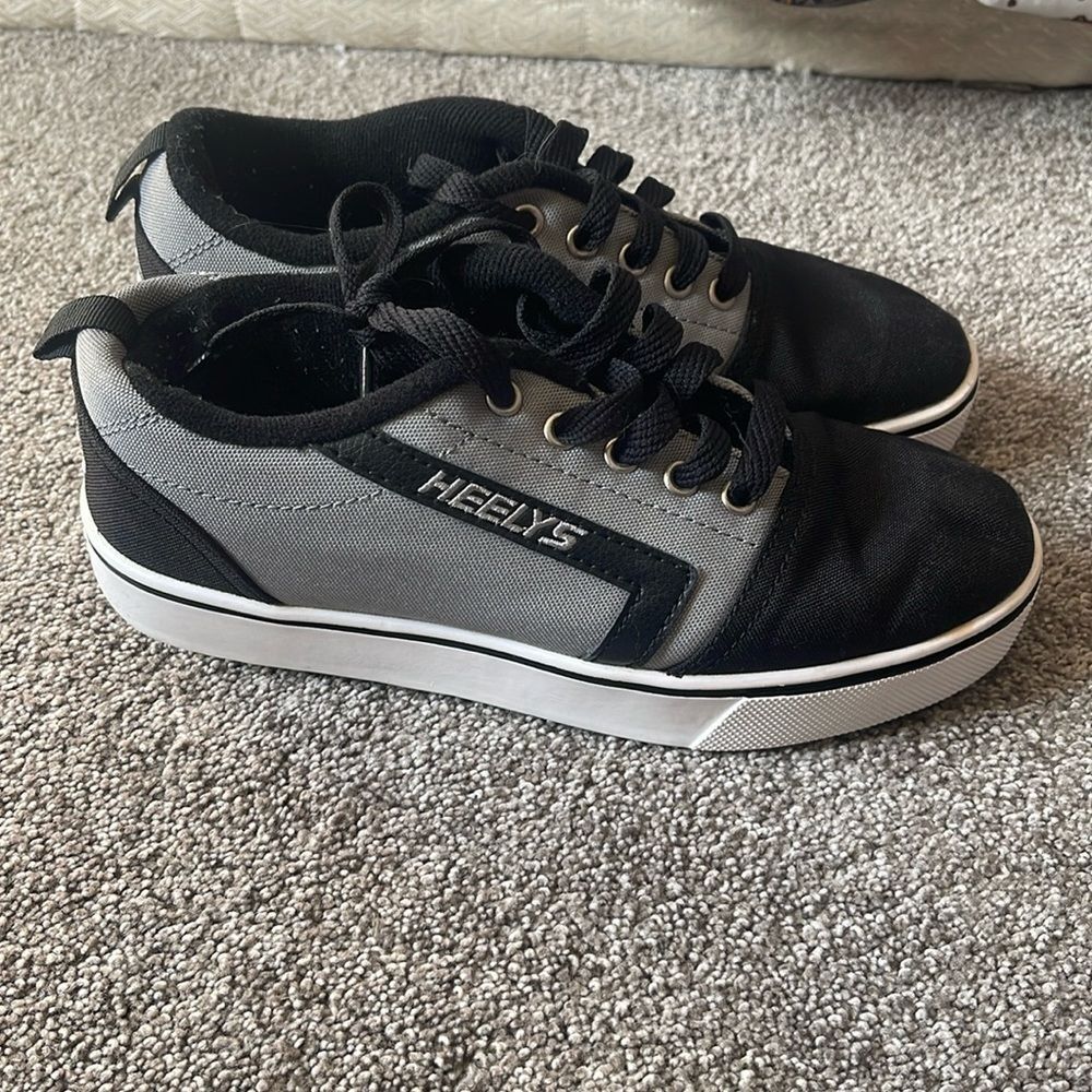 Heelys GR8 Pro Boys size YTH 5 Skate wheel Shoes Black Gray